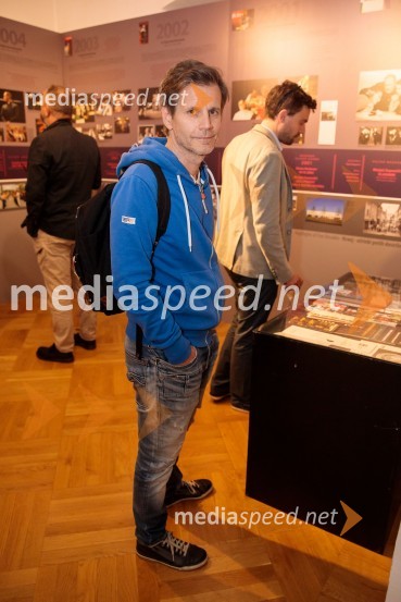  Aljoša Ternovšek, igralecMonologi s kavča, premiera in odprtje razstave Dogodek je tu, dogodek imate v mestu!