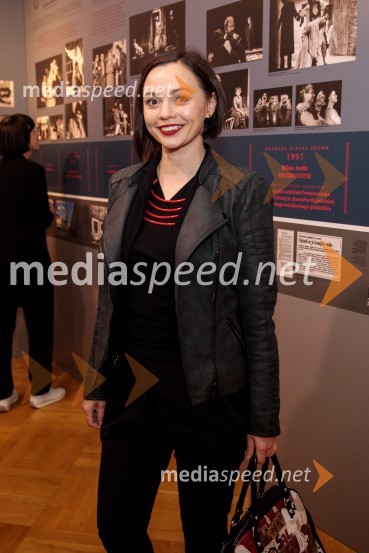 Monologi s kavča, premiera in odprtje razstave Dogodek je tu, dogodek imate v mestu!