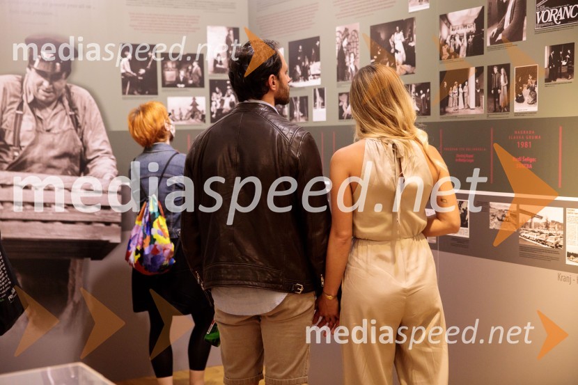 Monologi s kavča, premiera in odprtje razstave Dogodek je tu, dogodek imate v mestu!