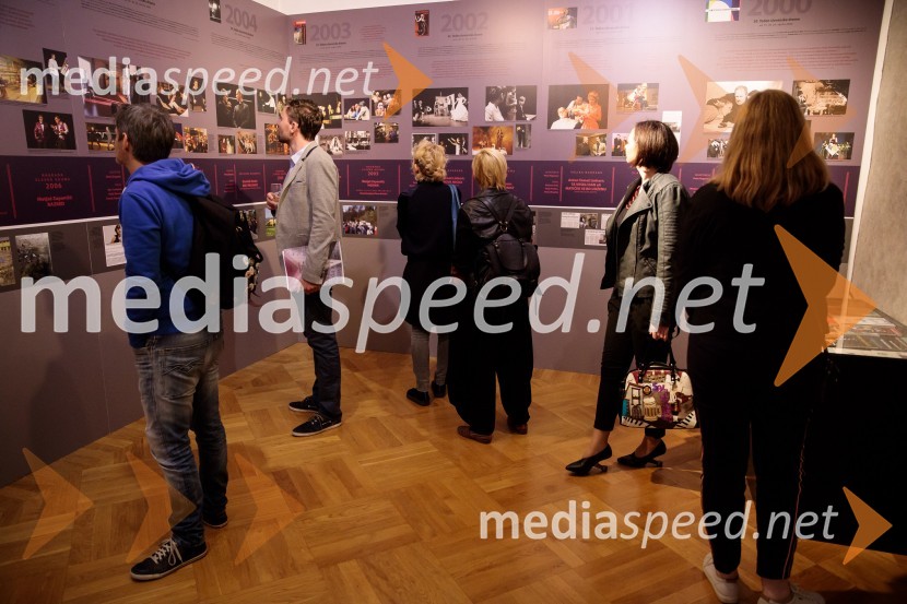 Monologi s kavča, premiera in odprtje razstave Dogodek je tu, dogodek imate v mestu!