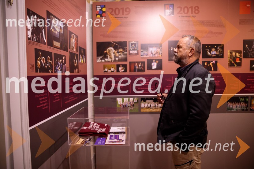 Monologi s kavča, premiera in odprtje razstave Dogodek je tu, dogodek imate v mestu!