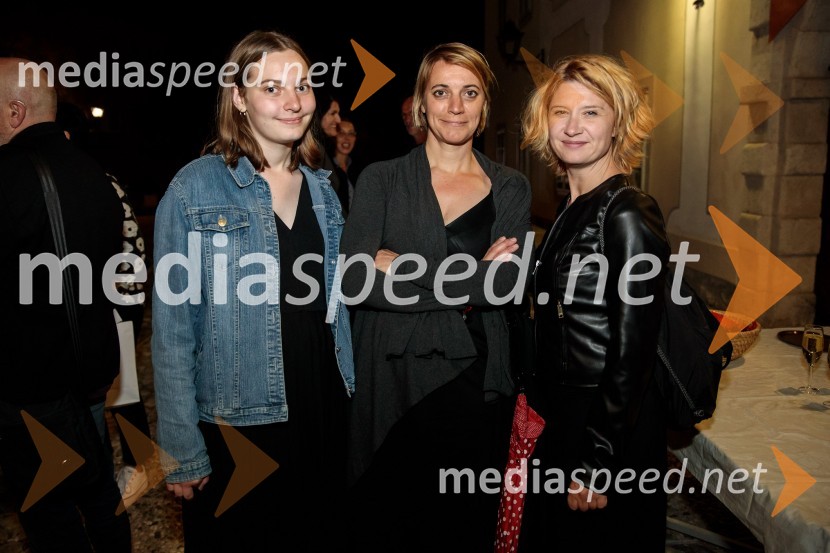  ... ;  ... ;  Vesna Pernarčič, igralkaMonologi s kavča, premiera in odprtje razstave Dogodek je tu, dogodek imate v mestu!