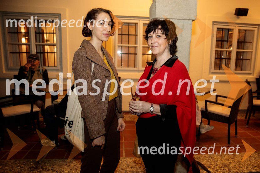 Monologi s kavča, premiera in odprtje razstave Dogodek je tu, dogodek imate v mestu!