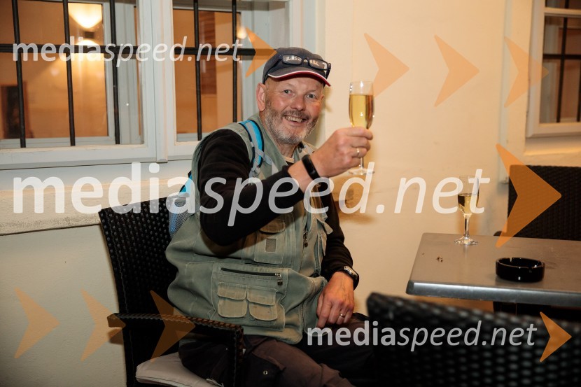 Monologi s kavča, premiera in odprtje razstave Dogodek je tu, dogodek imate v mestu!