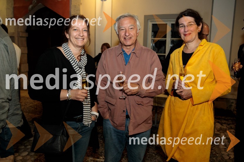 Monologi s kavča, premiera in odprtje razstave Dogodek je tu, dogodek imate v mestu!