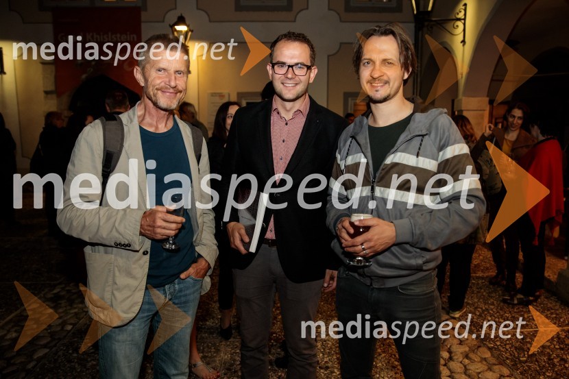  Borut  Veselko, igralec;  Rok Andres, dramaturg;  Blaž Setnikar, igralecMonologi s kavča, premiera in odprtje razstave Dogodek je tu, dogodek imate v mestu!