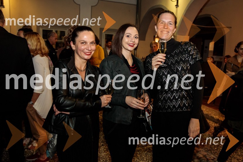 Monologi s kavča, premiera in odprtje razstave Dogodek je tu, dogodek imate v mestu!