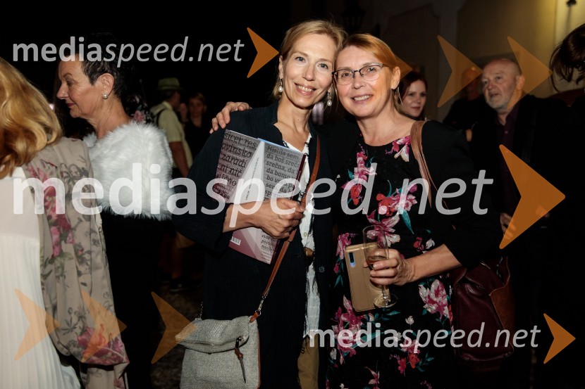 Monologi s kavča, premiera in odprtje razstave Dogodek je tu, dogodek imate v mestu!