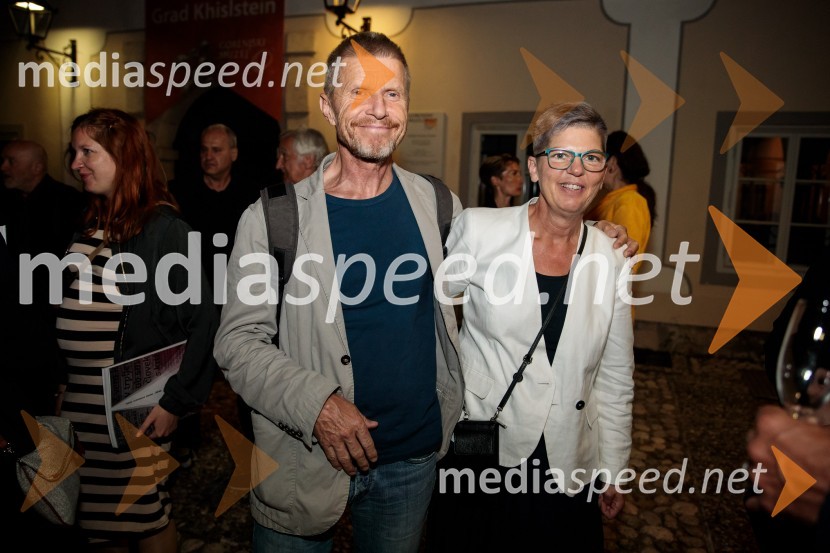  Borut  Veselko, igralec;  Mirjam Drnovšček, direktorica Prešernovega gledališča KranjMonologi s kavča, premiera in odprtje razstave Dogodek je tu, dogodek imate v mestu!