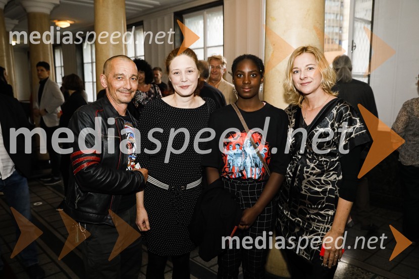  Dušan Teropšič;  ... ;  Sherita Cerar Hlede;  Barbara Cerar, igralkaPaloma, premiera predstave v SMG Ljubljana