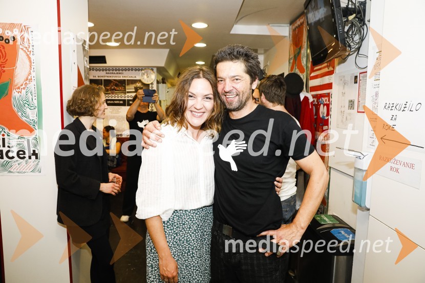  Tamara Avguštin, igralka;  Liam Hlede, inspicinet in kitaristPaloma, premiera predstave v SMG Ljubljana