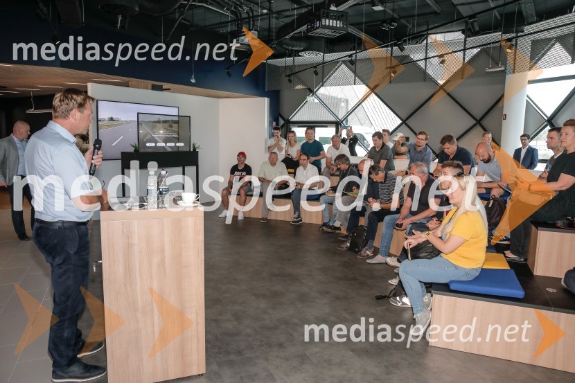 Otvoritev prvega centra mobilnosti Volkswagen in predstavitev novega VW T-Roc Cabrioleta