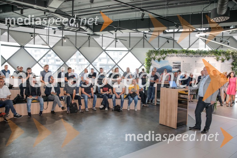 Otvoritev prvega centra mobilnosti Volkswagen in predstavitev novega VW T-Roc Cabrioleta