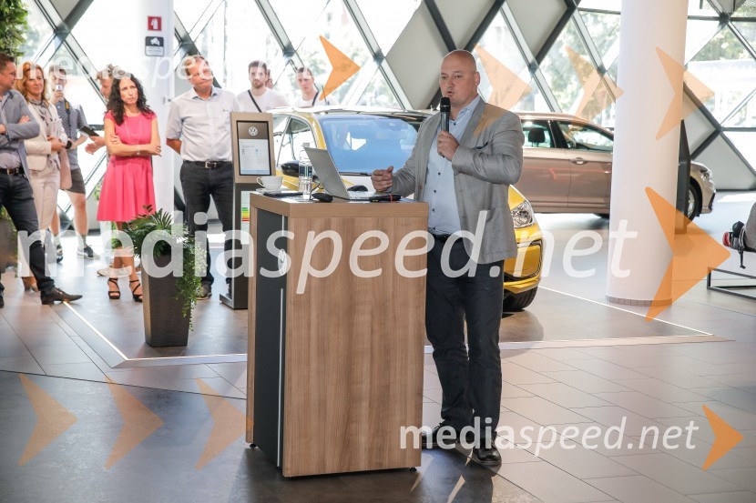  Edvard  Strajnar, vodja prodaje Volkswagen pri Porsche SlovenijaOtvoritev prvega centra mobilnosti Volkswagen in predstavitev novega VW T-Roc Cabrioleta