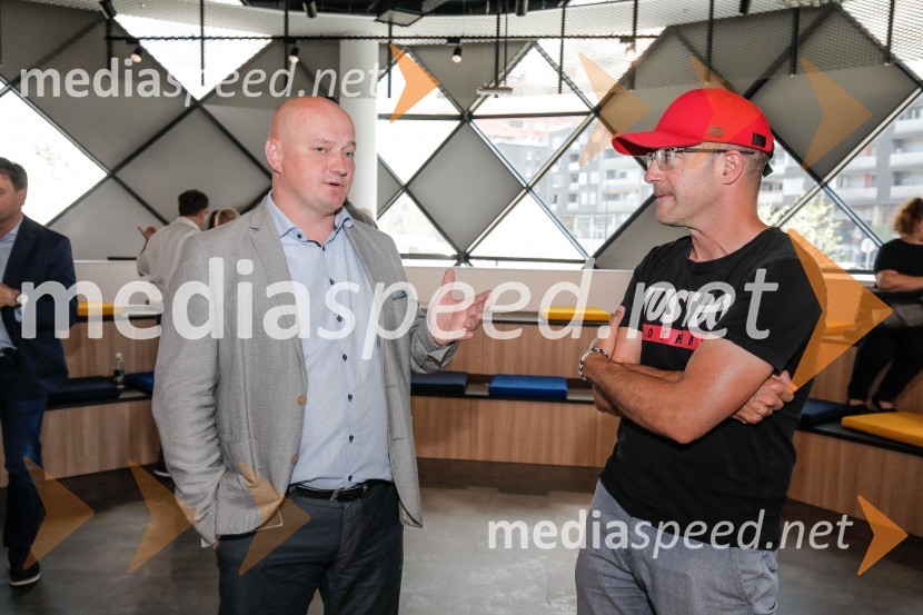  Edvard  Strajnar, vodja prodaje Volkswagen pri Porsche SlovenijaOtvoritev prvega centra mobilnosti Volkswagen in predstavitev novega VW T-Roc Cabrioleta