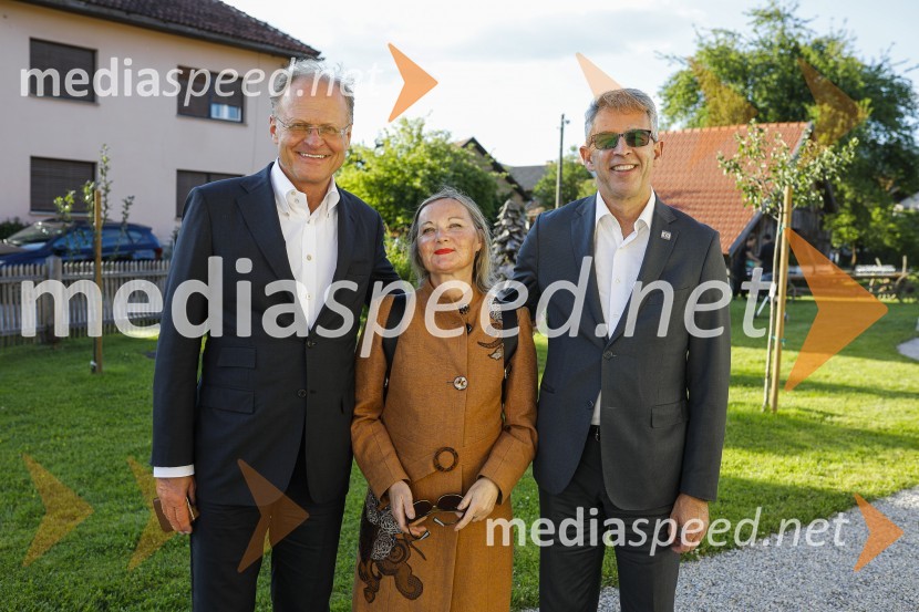  Janez  Škrabec, direktor Riko d.o.o., predsednik Slovensko-ruskega poslovnega sveta, častni konzul Belorusije;  Mihela Kren;  Andrej  Kren, glavni direktor družbe Delo d.o.o.Lions klub Ljubljana Iliria praznuje 20. obletnico delovanja