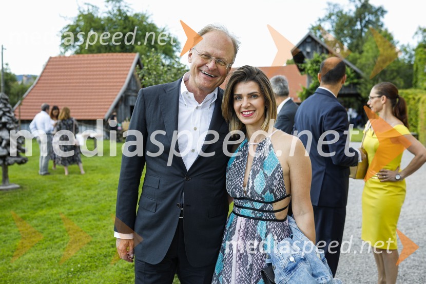  Janez  Škrabec, direktor Riko d.o.o., predsednik Slovensko-ruskega poslovnega sveta, častni konzul Belorusije;  Nejka  Grabnar, vodja marketinga in odnosov z javnostmi Banka Sparkasse d.d.Lions klub Ljubljana Iliria praznuje 20. obletnico delovanja