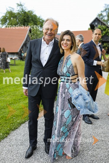  Janez  Škrabec, direktor Riko d.o.o., predsednik Slovensko-ruskega poslovnega sveta, častni konzul Belorusije;  Nejka  Grabnar, vodja marketinga in odnosov z javnostmi Banka Sparkasse d.d.Lions klub Ljubljana Iliria praznuje 20. obletnico delovanja