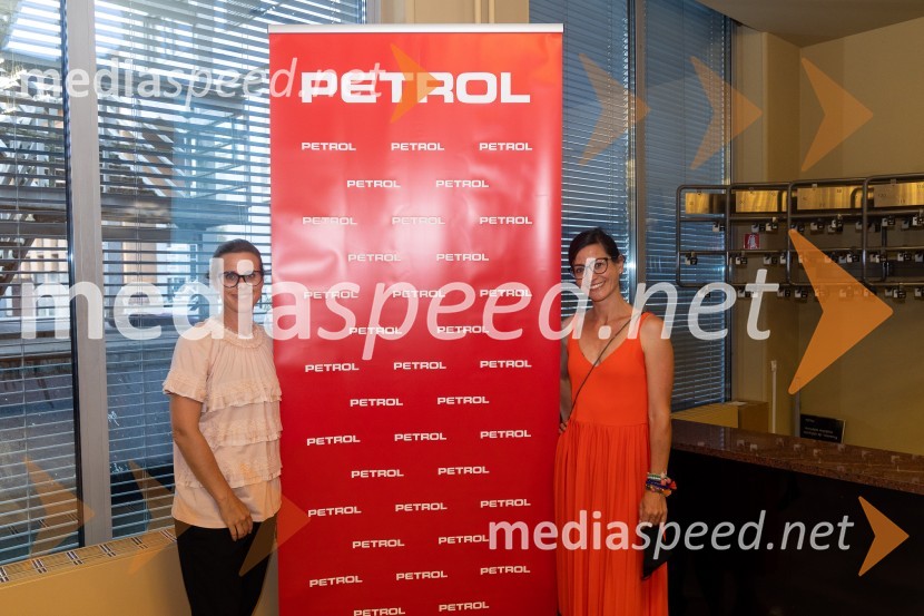  Petra Bizjak, Direktoričina pomočnica, poslovni vodja MGL;  Simona  Belle, služba za stike z javnostmi MGLKoščki svetlobe, premiera predstave v MGL