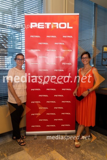  Petra Bizjak, Direktoričina pomočnica, poslovni vodja MGL;  Simona  Belle, služba za stike z javnostmi MGLKoščki svetlobe, premiera predstave v MGL