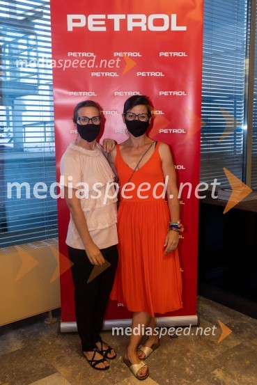  Petra Bizjak, Direktoričina pomočnica, poslovni vodja MGL;  Simona  Belle, služba za stike z javnostmi MGLKoščki svetlobe, premiera predstave v MGL