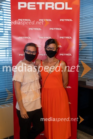  Petra Bizjak, Direktoričina pomočnica, poslovni vodja MGL;  Simona  Belle, služba za stike z javnostmi MGLKoščki svetlobe, premiera predstave v MGL