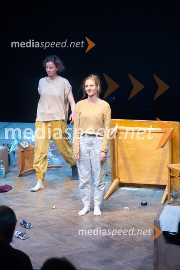  Ajda Smrekar, igralka;  Lena Hribar  Škrlec, igralkaKoščki svetlobe, premiera predstave v MGL