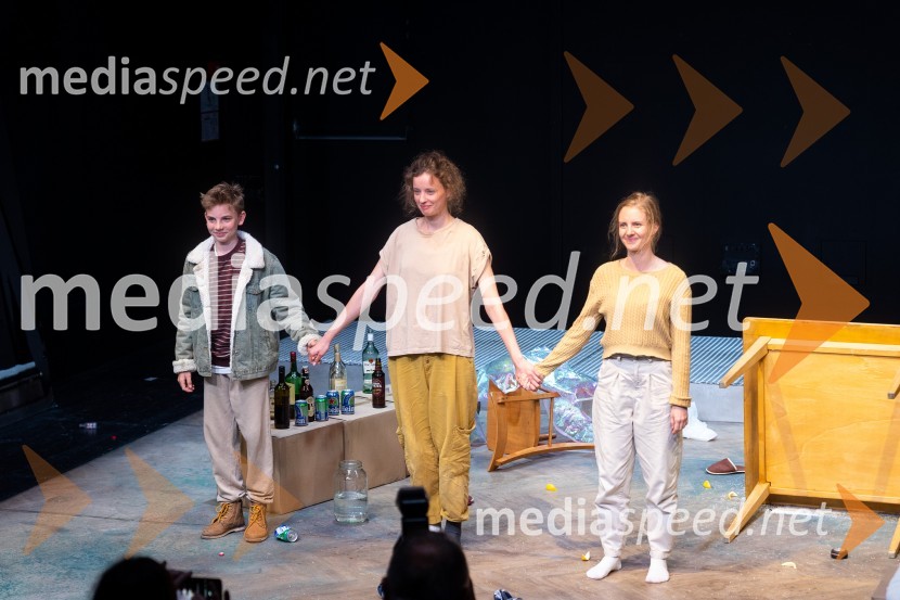  ... ;  Ajda Smrekar, igralka;  Lena Hribar  Škrlec, igralkaKoščki svetlobe, premiera predstave v MGL