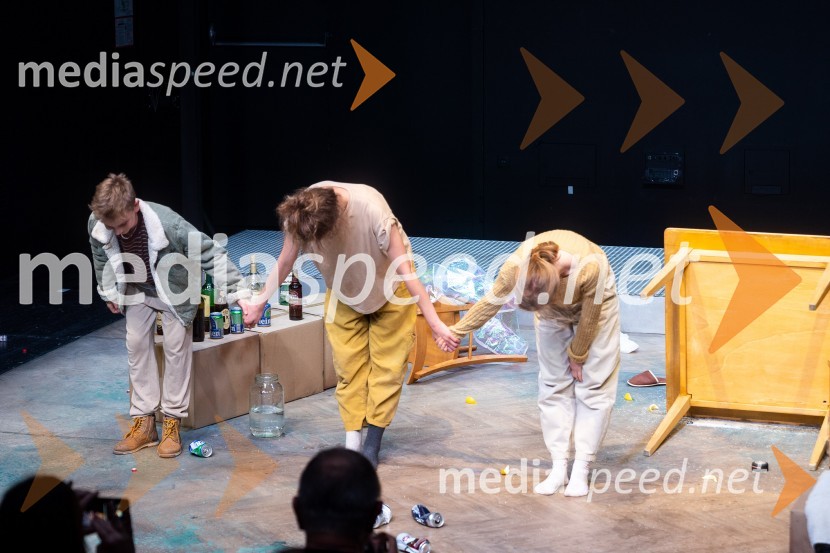  ... ;  Ajda Smrekar, igralka;  Lena Hribar  Škrlec, igralkaKoščki svetlobe, premiera predstave v MGL