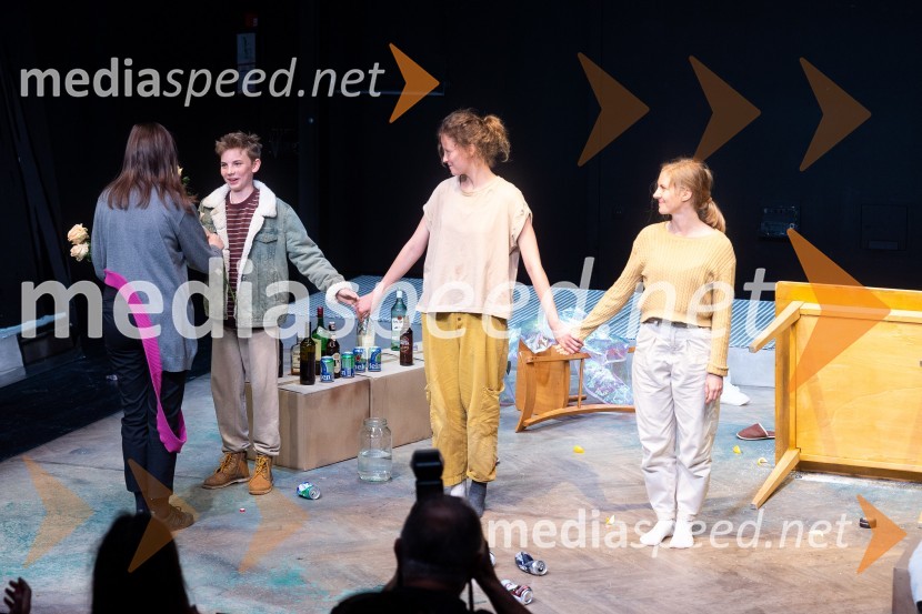  ... ;  ... ;  Ajda Smrekar, igralka;  Lena Hribar  Škrlec, igralkaKoščki svetlobe, premiera predstave v MGL