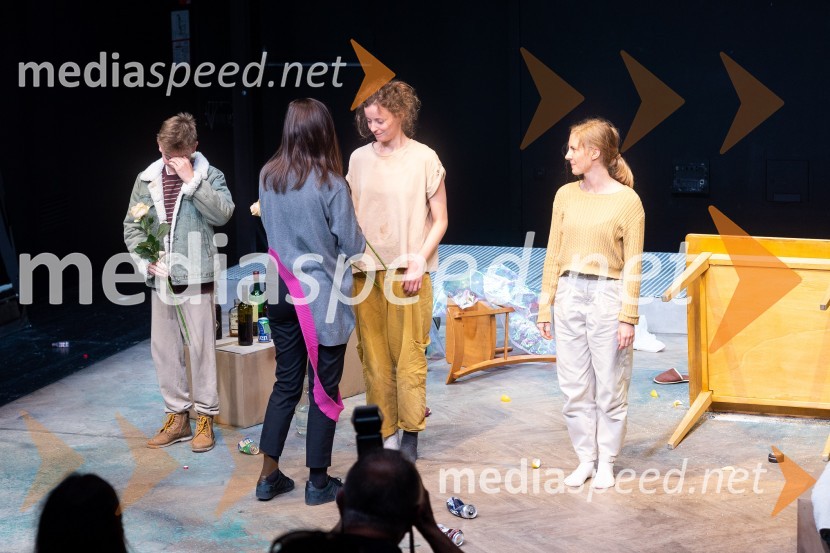  ... ;  ... ;  Ajda Smrekar, igralka;  Lena Hribar  Škrlec, igralkaKoščki svetlobe, premiera predstave v MGL