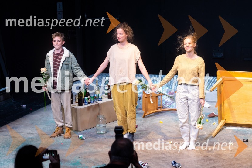  ... ;  Ajda Smrekar, igralka;  Lena Hribar  Škrlec, igralkaKoščki svetlobe, premiera predstave v MGL