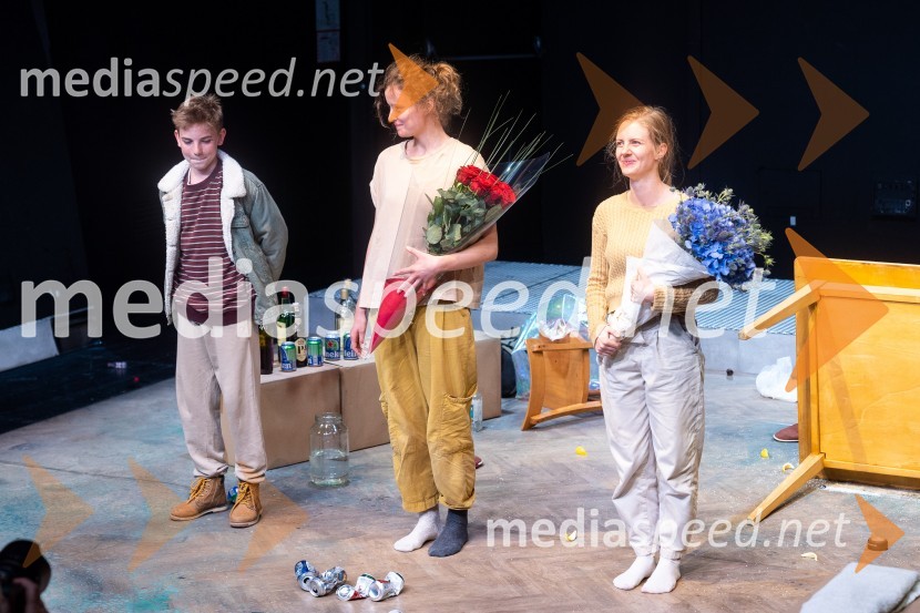  ... ;  Ajda Smrekar, igralka;  Lena Hribar  Škrlec, igralkaKoščki svetlobe, premiera predstave v MGL