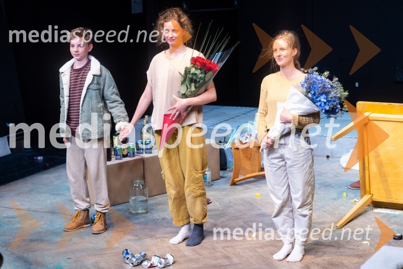  ... ;  Ajda Smrekar, igralka;  Lena Hribar  Škrlec, igralkaKoščki svetlobe, premiera predstave v MGL