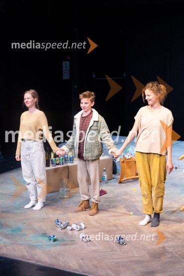  Lena Hribar  Škrlec, igralka;  ... ;  Ajda Smrekar, igralkaKoščki svetlobe, premiera predstave v MGL