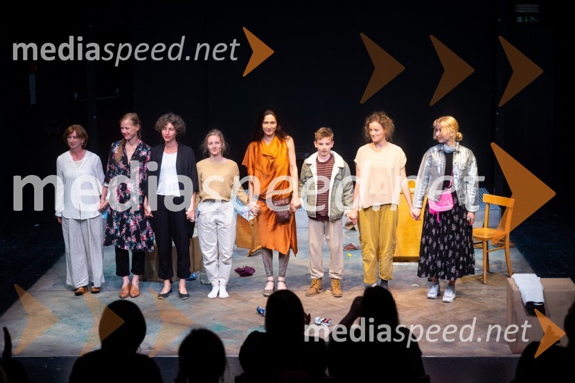  ... ;  ... ;  ... ;  Lena Hribar  Škrlec, igralka;  Barbara Zemljič, režiserka;  ... ;  Ajda Smrekar, igralka;  Eva Mahkovic, dramaturginjaKoščki svetlobe, premiera predstave v MGL