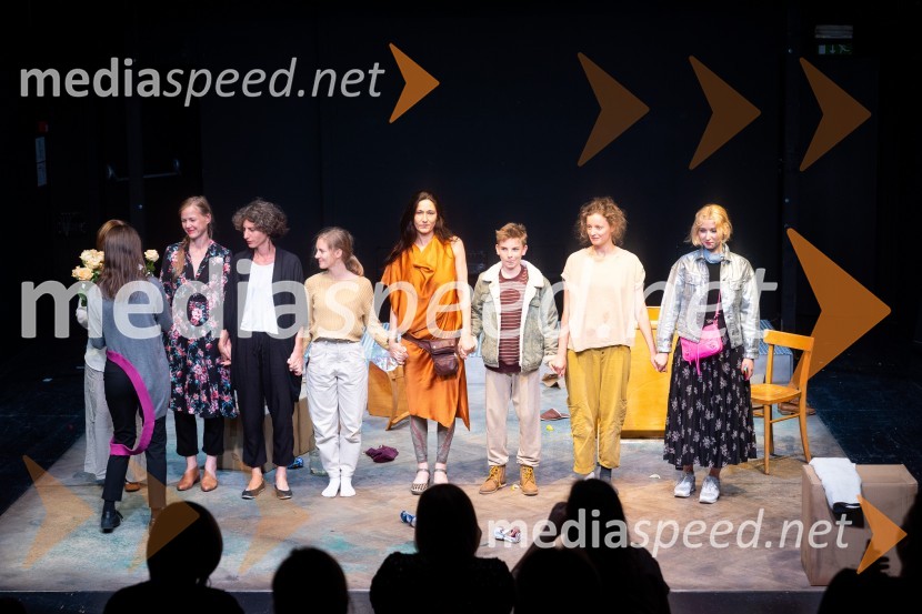  ... ;  ... ;  ... ;  Lena Hribar  Škrlec, igralka;  Barbara Zemljič, režiserka;  ... ;  Ajda Smrekar, igralka;  Eva Mahkovic, dramaturginjaKoščki svetlobe, premiera predstave v MGL