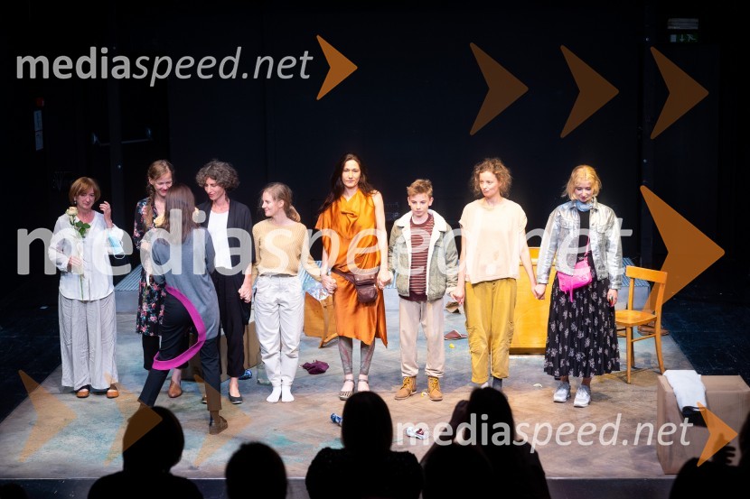  ... ;  ... ;  ... ;  ... ;  Lena Hribar  Škrlec, igralka;  Barbara Zemljič, režiserka;  ... ;  Ajda Smrekar, igralka;  Eva Mahkovic, dramaturginjaKoščki svetlobe, premiera predstave v MGL