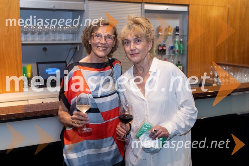  Alenka Klabus Vesel, dramaturginja;  Barbara Hieng Samobor, direktorica in umetniška vodja MGLKoščki svetlobe, premiera predstave v MGL