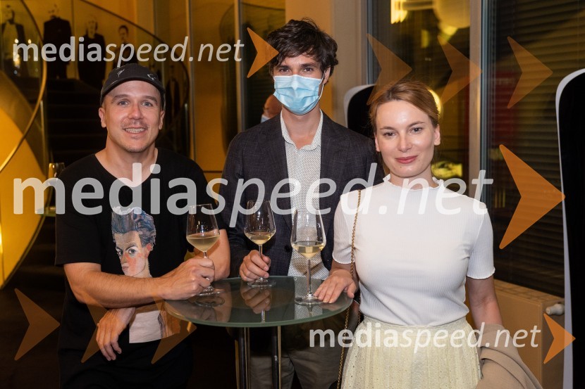  Nejc Gazvoda, filmski režiser in pisatelj;  Luka Mesec, poslanec, koordinator Levice;  Manca G. Renko, zgodovinarka in publicistkaKoščki svetlobe, premiera predstave v MGL