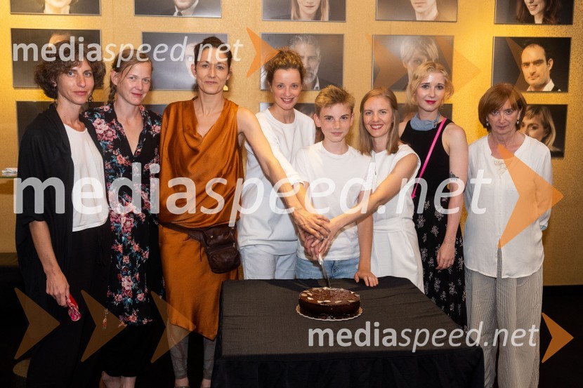  ... ;  ... ;  Barbara Zemljič, režiserka;  Ajda Smrekar, igralka;  ... ;  Lena Hribar  Škrlec, igralka;  Eva Mahkovic, dramaturginja;  ... Koščki svetlobe, premiera predstave v MGL