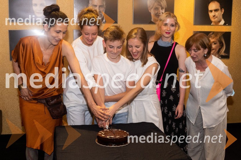  Barbara Zemljič, režiserka;  Ajda Smrekar, igralka;  ... ;  Lena Hribar  Škrlec, igralka;  Eva Mahkovic, dramaturginja;  ... Koščki svetlobe, premiera predstave v MGL