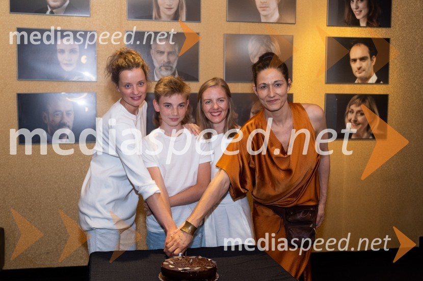  Ajda Smrekar, igralka;  ... ;  Lena Hribar;  Barbara Zemljič, režiserkaKoščki svetlobe, premiera predstave v MGL