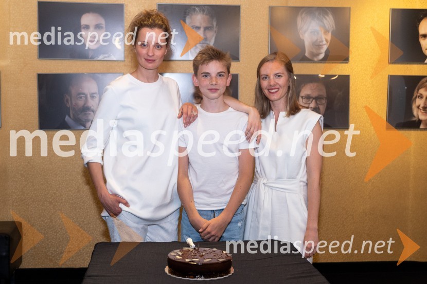  Ajda Smrekar, igralka;  ... ;  Lena Hribar  Škrlec, igralkaKoščki svetlobe, premiera predstave v MGL