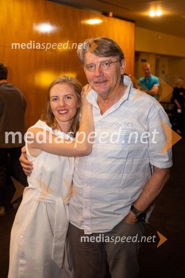  Lena Hribar  Škrlec, igralka;  Zvone Hribar, igralecKoščki svetlobe, premiera predstave v MGL