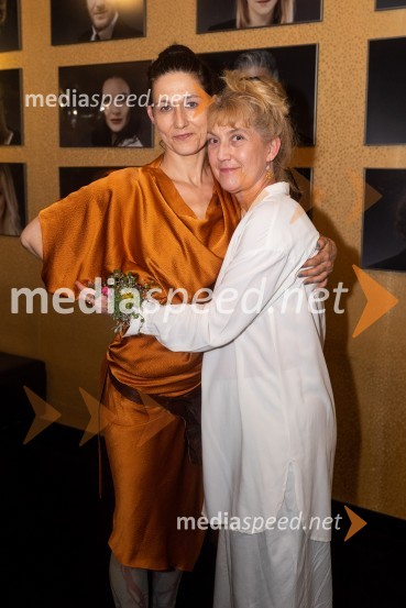  Barbara Zemljič, režiserka;  Barbara Hieng Samobor, direktorica in umetniška vodja MGLKoščki svetlobe, premiera predstave v MGL