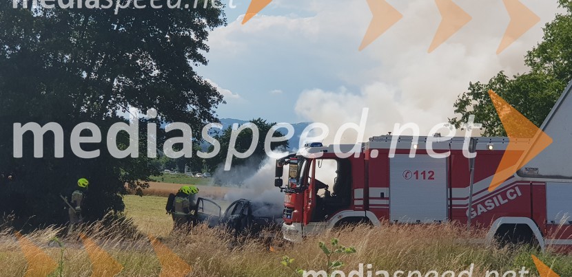 V Mariboru zagorelo osebno vozilo
