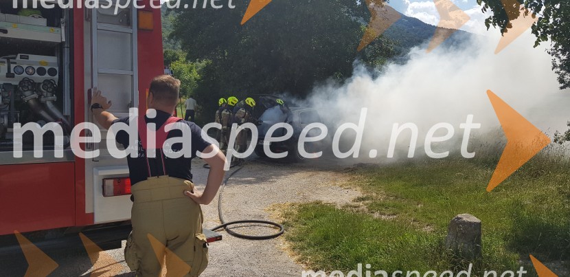 V Mariboru zagorelo osebno vozilo