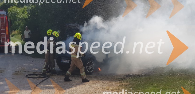 V Mariboru zagorelo osebno vozilo