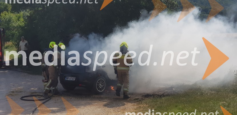V Mariboru zagorelo osebno vozilo